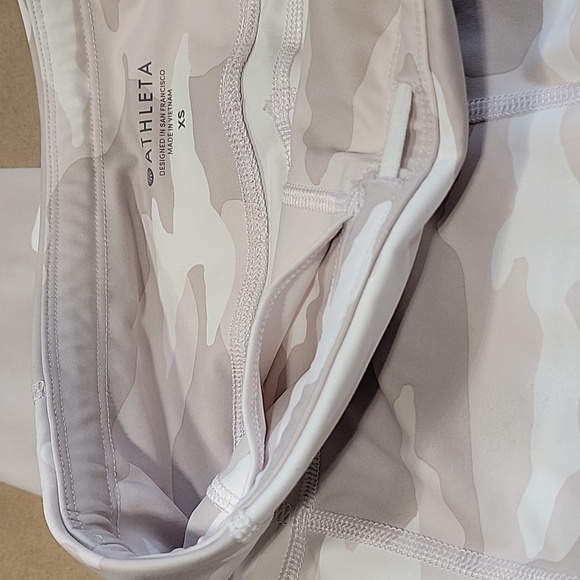 Athleta Size XS Cream/Ivory/Beige Camo Leggings, Zipper Pockets, EUC - Picture 16 of 16
